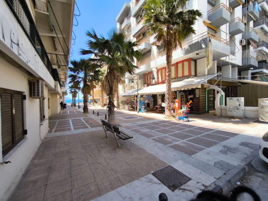 Apartment 50 Meters From The Beach ลูตรากี ภายนอก รูปภาพ